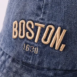 Visiera in denim per bambini con ricamo dorato Boston 1630 e cuciture di precisione
