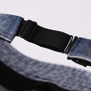 Dettaglio del cappello di jeans con cinturino elastico regolabile e fibbia