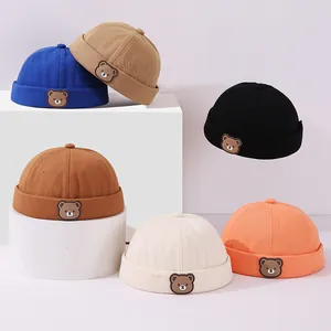 Vista detallada de gorros docker infantiles en seis colores con parches de osos