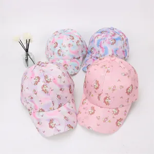 Vista dettagliata di quattro cappellini da bambina con unicorno in tessuto glitterato