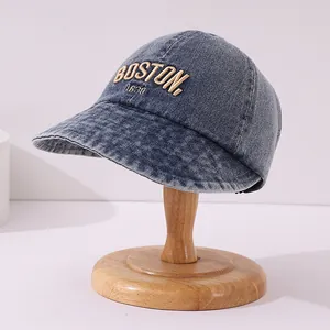 Dettaglio del ricamo Boston 1630 sulla visiera in denim lavato con texture vintage