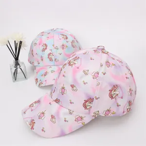 Dettaglio del motivo unicorno rosa e glitter argento sui cappellini da bambino