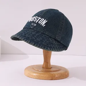 Dettaglio del cappello in denim blu scuro per bambini con ricamo bianco Boston