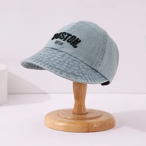 Dettaglio cappello sole in denim azzurro con ricamo 3D Boston 1630 di alta qualità