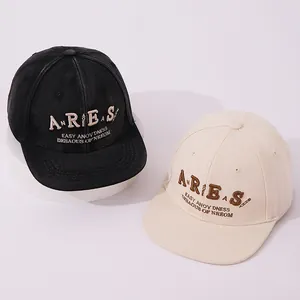 Detail van 3D-geborduurd ARES-logo op gewassen denim en canvas hiphop-petten met platte rand