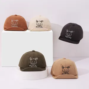 Vue détaillée de casquettes de baseball pour bébé en cinq couleurs avec broderie lapin