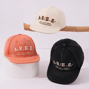 Drie hip-hop petten voor kinderen in beige, oranje en zwart met ARES-borduurwerk erop