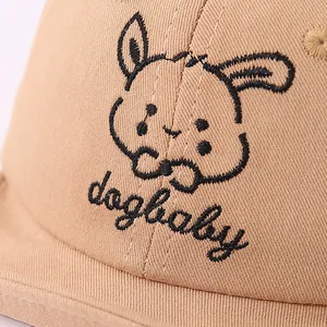 Gros plan sur la casquette bébé kaki avec lapin brodé et détail du texte dogbaby