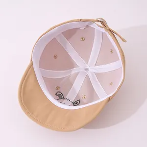 Détail de l'intérieur de la casquette bébé avec sangle réglable et broderie mignonne