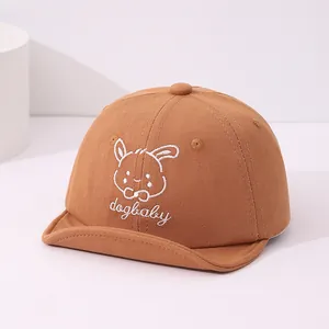 Détail de la casquette marron pour bébé avec broderie lapin et bord court relevé