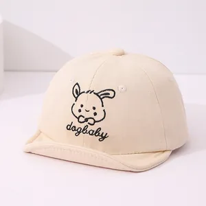 Détail d'une casquette bébé à bord souple avec broderie lapin et texture en coton doux
