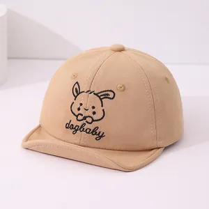 Détail d'une casquette bébé en coton avec bord souple et broderie lapin de dessin animé