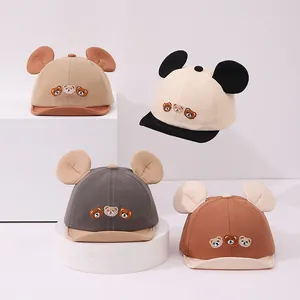 Détail de casquettes bébé avec oreilles 3D mignonnes et broderie de trois petits oursons