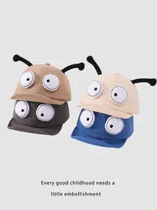 Auswahl an weichen Baby-Baseballkappen in Braun, Grau, Beige und Blau mit Antennen-Augen