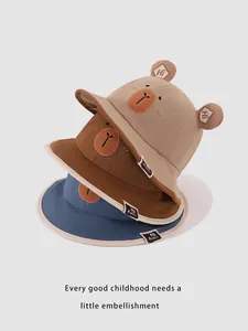 Detailansicht von drei Fischerhüten für Kinder mit Bärenohren in Khaki, Braun und Blau