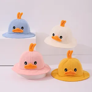 Détail de quatre bobs en velours côtelé pour bébé avec motifs de canard mignons