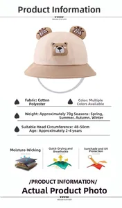 Détail du chapeau bébé ours montrant le tissu en coton kaki et broderies d'oreilles 3D