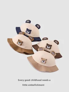 Détail de chapeaux de soleil pour bébé avec oreilles d'ours et tissu en coton bicolore