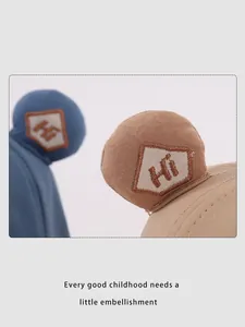Detail eines Kinder-Fischerhuts aus Baumwolle mit 'Hi'-Patch und süßen Bärenohren