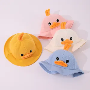 Vue détaillée de chapeaux bobs pour bébés canard en jaune, rose, beige et bleu