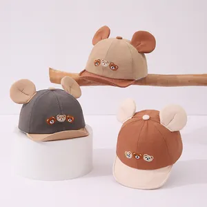Vue détaillée de casquettes bébé ours en kaki, gris foncé et marron à bord souple