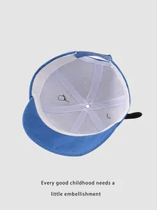 Detail der Innenseite des blauen Baby-Sonnenhutes mit weißer Verstärkung und Belüftungslöchern