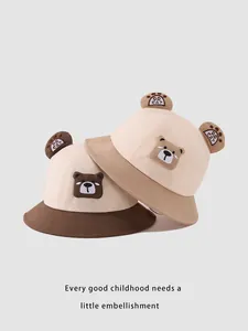 Vue détaillée des chapeaux de pêcheur pour enfants avec oreilles d'ours et broderie