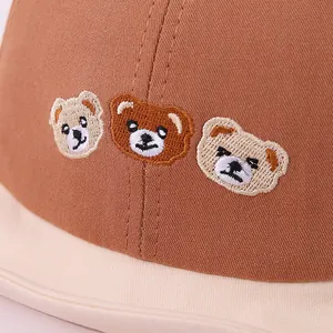 Casquette bébé avec trois ours mignons brodés et visière souple aux couleurs d'automne