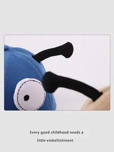 Detail der blauen Baby-Baseballkappe mit 3D-Antenne und großem Augen-Applikationsdesign