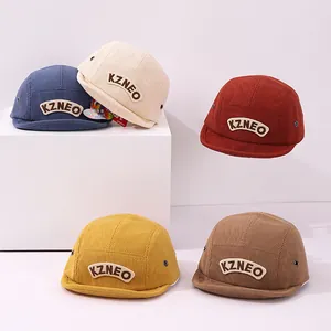 Détail de casquettes de baseball en velours côtelé pour enfants en cinq couleurs automnales