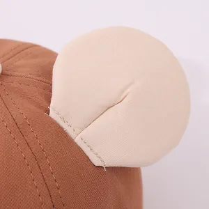 Détail d'une casquette pour bébé avec oreilles d'ours 3D et coutures en coton de qualité