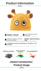 Détail du bonnet bébé girafe en tricot jaune avec oreilles et cornes en relief