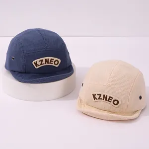 Casquette rétro en velours côtelé pour enfants avec écusson KZNEO en bleu marine et beige