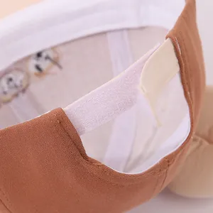 Détail de la sangle velcro réglable et de la couture de la casquette de baseball bébé ours
