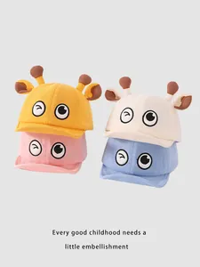 Détail de casquettes en tricot pour bébé avec yeux de girafe et petites cornes 3D