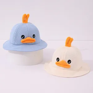 Mignons chapeaux cloche bébé avec canard de dessin animé en bleu et crème