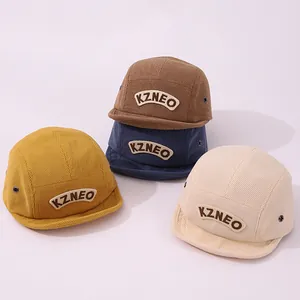 Détail des casquettes en velours côtelé pour bébé avec broderie KZNEO en divers coloris