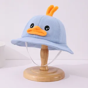 Chapeau cloche bleu clair pour bébé avec canard 3D et sangle coupe-vent élastique