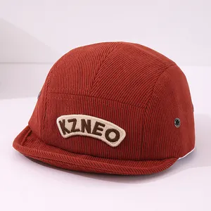 Détail d'une casquette bébé en velours côtelé rouille avec broderie KZNEO texturée