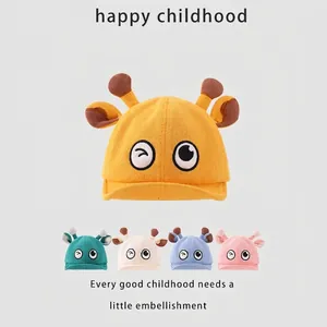 Mignon chapeau de bébé girafe avec bord souple et yeux 3D, disponible en divers coloris