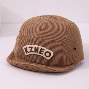 Détail de la casquette bébé en velours côtelé marron avec broderie KZNEO et œillets