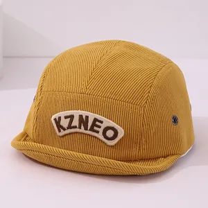 Détail de la casquette camp en velours côtelé jaune moutarde avec broderie KZNEO