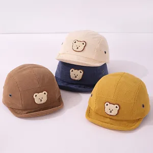 Détail de casquettes de baseball en velours côtelé avec patch ours en peluche mignon