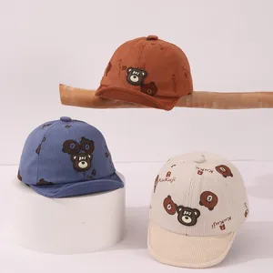 Détails des casquettes en velours pour bébé en marron, bleu et beige avec ours