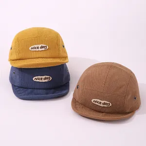 Détail de casquettes de baseball en velours côtelé pour enfants avec broderie nice day