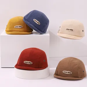 Collection de bonnets docker en velours côtelé cinq couleurs avec écusson brodé