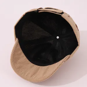 Détail de la casquette bébé en velours kaki montrant la doublure noire et les coutures