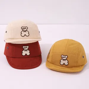 Ensemble de casquettes bébé en velours côtelé avec broderie ours en beige, rouge et jaune