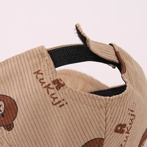 Détail du chapeau en velours pour bébé avec scratch et imprimé ours brun mignon