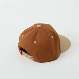 Détail de la fermeture snapback et du tissu en toile bicolore sur la casquette hip-hop